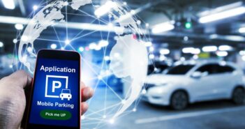 Smart Parking: Optimierte Parkraumnutzung für eine smarte Mobilität (Foto: AdobeStock - 247355101 Vittaya 25)